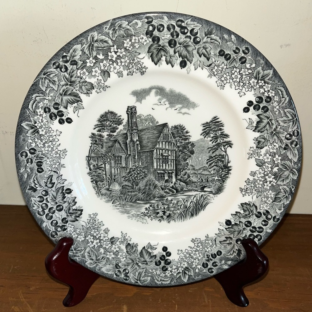 Wedgwood Queen’s Ware Salad Plate Romantic England 8.25” Huddington Court